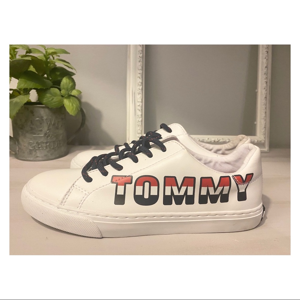Tommy Hilfiger Low Top Sneakers NWOT